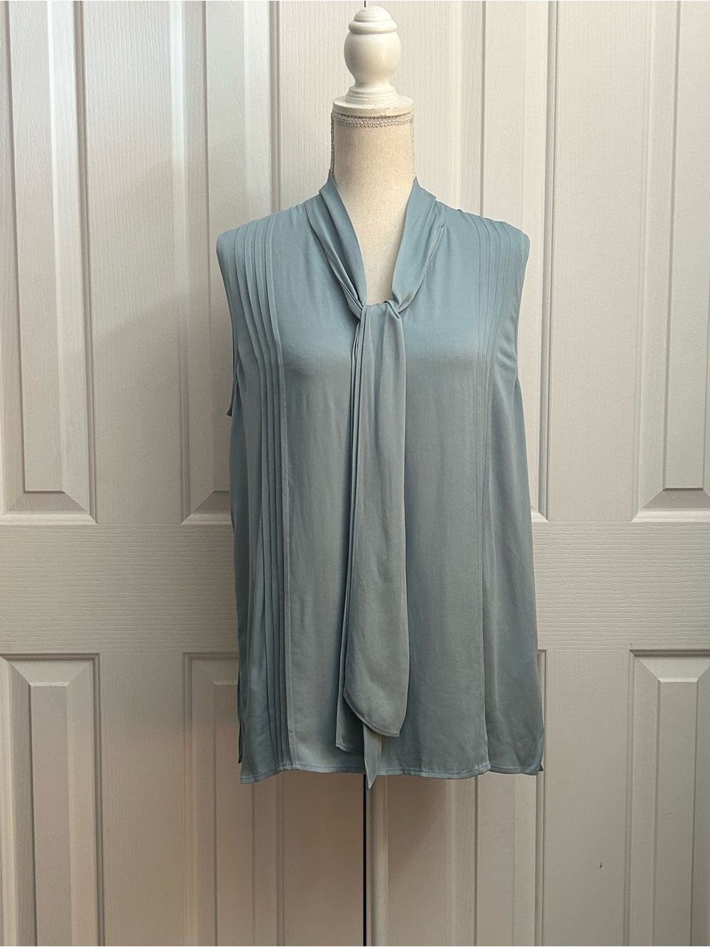 NWT REISS TRUDIE Pintuck Detail Blouse, Sleeveless Tie-Neck, Light Blue, Size 8